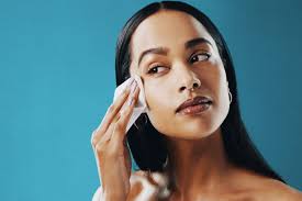 How to Apply Makeup Safely When You Wear Contact Lenses